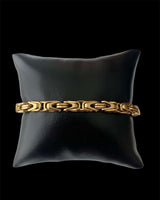 Pulsera 6 mm acero inoxidable dorada sobre cojín negro, elegante y moderna, perfecta para cualquier ocasión.