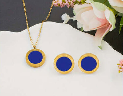 NEB0008,9,19,20 - Collar y Aretes Acero Inoxidable Números Romanos Chapa Oro 10k Calenbi Calenbi Joyería