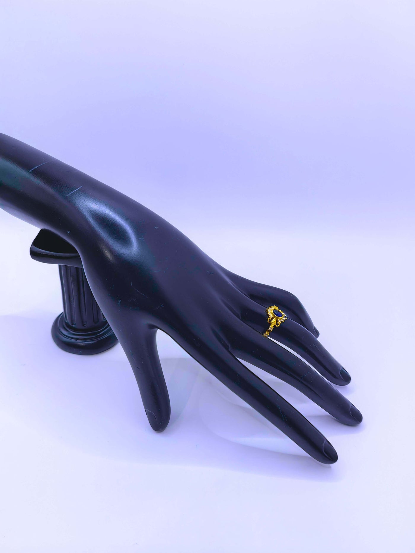 SR0069 - Anillo S925 Ley "Sello Real" Circonita Cubica Azul Marino Chapa Oro Calenbi Joyería