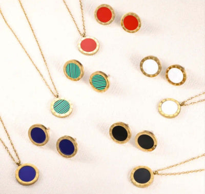 NEB0008,9,19,20 - Collar y Aretes Acero Inoxidable Números Romanos Chapa Oro 10k Calenbi Calenbi Joyería