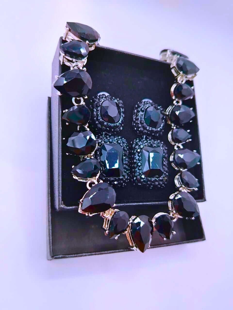 NEB0015,16,17,18 - Collar y Aretes Aleación Circonita Cubica Negro,Rojo y Blanco Calenbi Calenbi Joyería