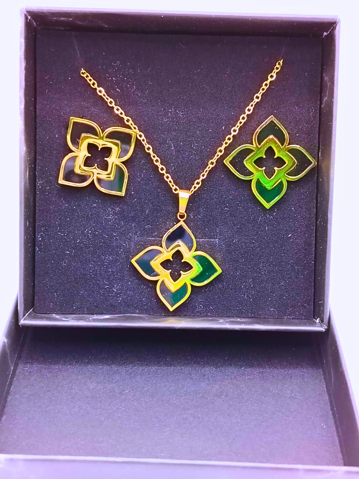 NEB0003,04 - Collar y Aretes Acero Titanio Flor Loto Epoxica Chapa Oro 10k Calenbi Calenbi Joyería