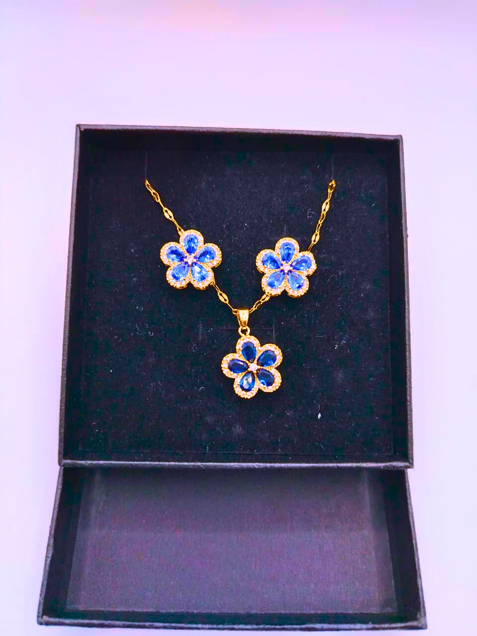 NEB0007-D Collar y Aretes Acero Inoxidable Flor Azul Chapa Oro 10k Calenbi