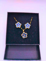 NEB0007-D Collar y Aretes Acero Inoxidable Flor Azul Chapa Oro 10k Calenbi Calenbi Joyería