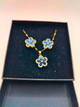 NEB0007-D Collar y Aretes Acero Inoxidable Flor Azul Chapa Oro 10k Calenbi Calenbi Joyería
