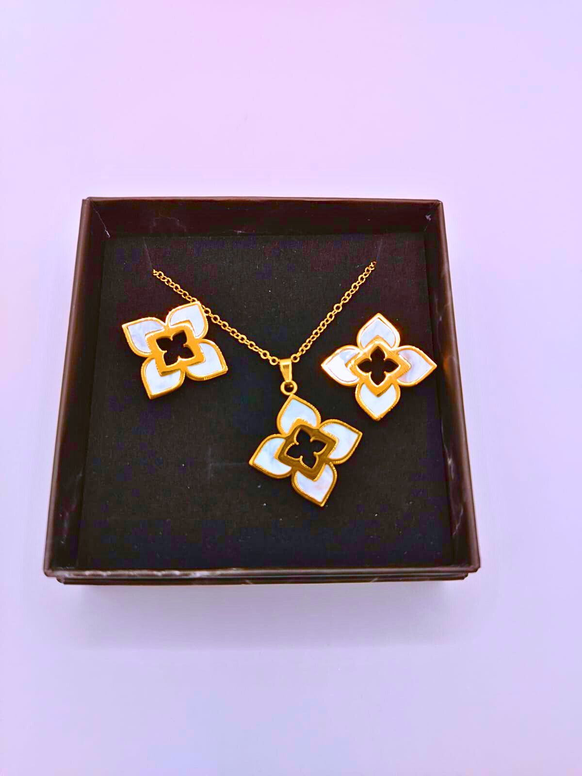 NEB0003,04 - Collar y Aretes Acero Titanio Flor Loto Epoxica Chapa Oro 10k Calenbi Calenbi Joyería
