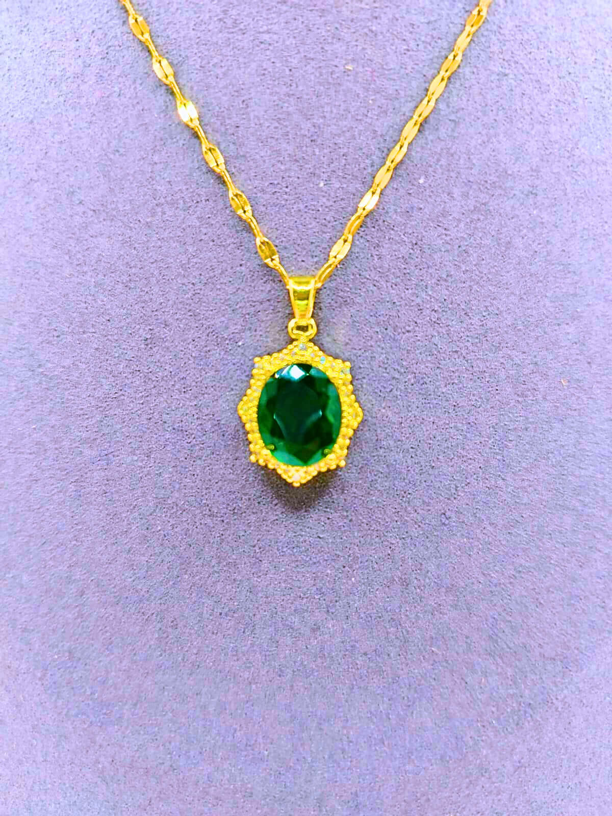 NEB0006 - Collar y Aretes Acero Titanio "Corona De Rey" Circonita Faceteada Verde Chapa Oro 14k Calenbi Calenbi Joyería