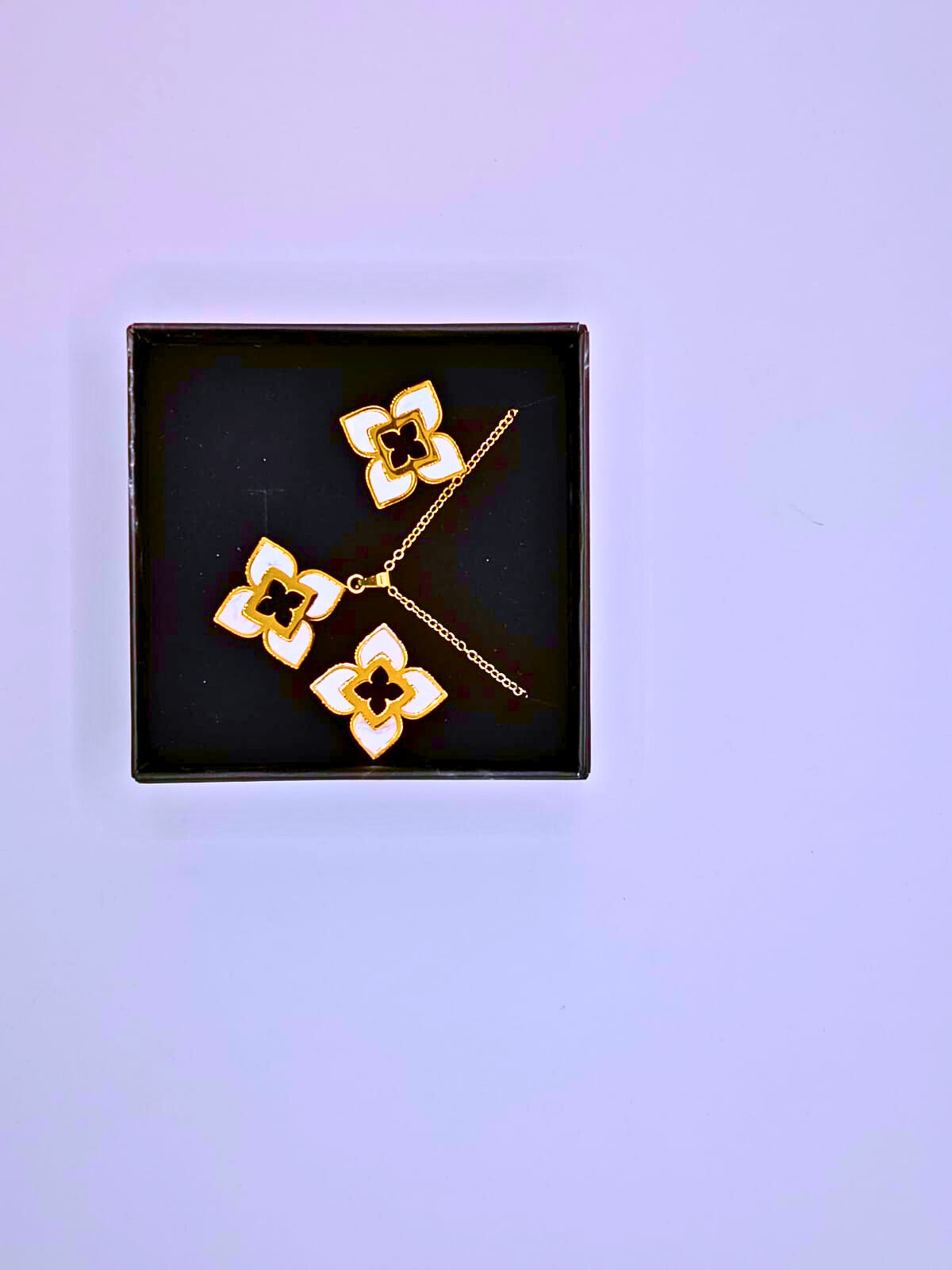 NEB0003,04 - Collar y Aretes Acero Titanio Flor Loto Epoxica Chapa Oro 10k Calenbi Calenbi Joyería