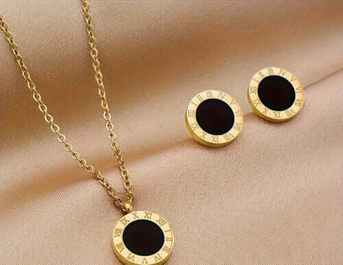 NEB0008,9,19,20 - Collar y Aretes Acero Inoxidable Números Romanos Chapa Oro 10k Calenbi Calenbi Joyería