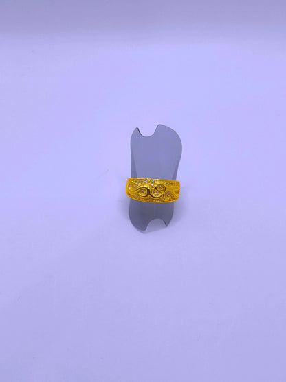 BN0002 - Anillo Cobre Grabado Flor Chapa Oro 14k Ajustable Calenbi Calenbi Joyería