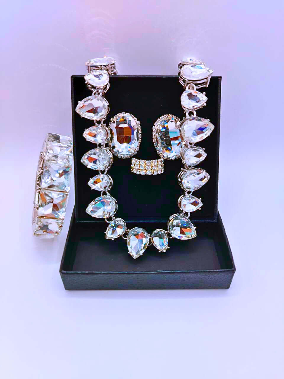 NEB0015,16,17,18 - Collar y Aretes Aleación Circonita Cubica Negro,Rojo y Blanco Calenbi Calenbi Joyería