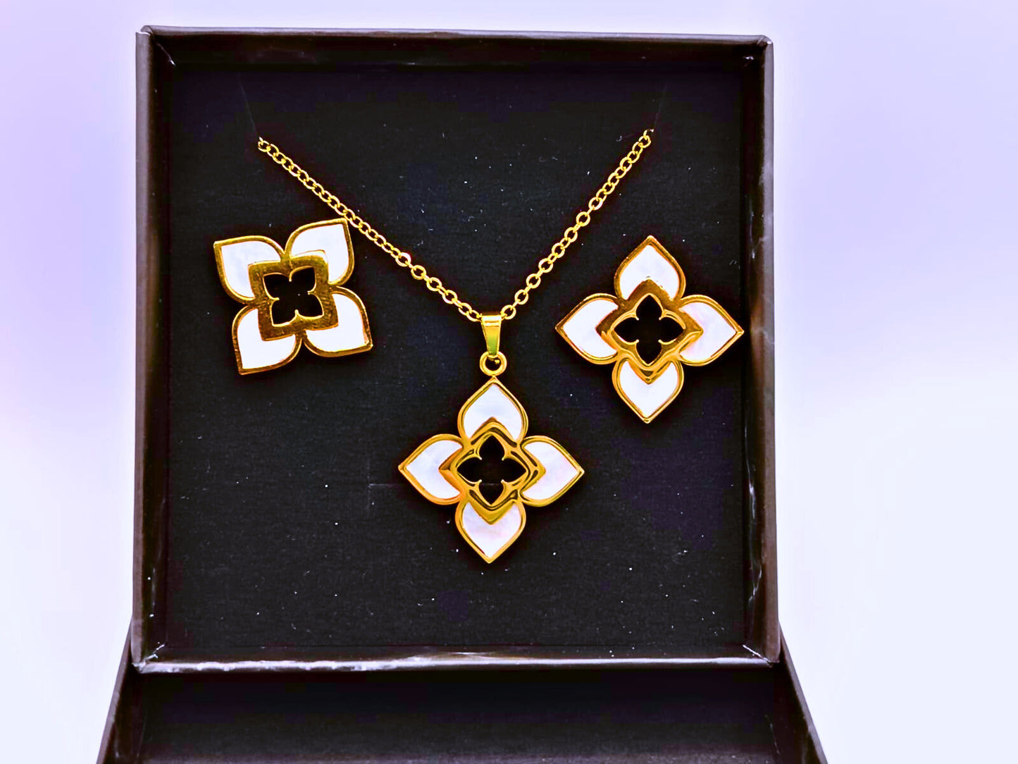 NEB0003,04 - Collar y Aretes Acero Titanio Flor Loto Epoxica Chapa Oro 10k Calenbi Calenbi Joyería