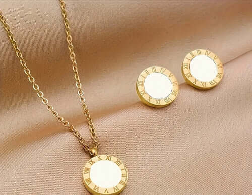 NEB0008,9,19,20 - Collar y Aretes Acero Inoxidable Números Romanos Chapa Oro 10k Calenbi Calenbi Joyería