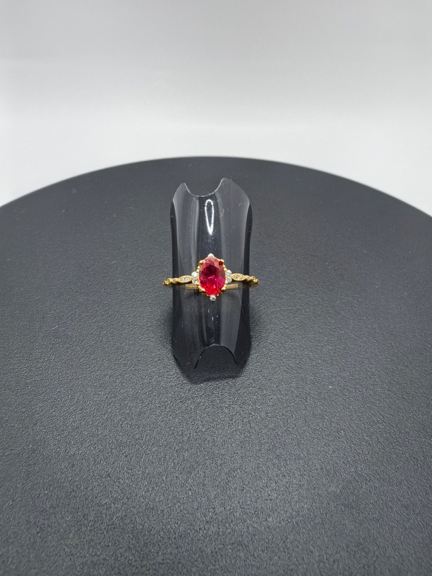 Anillo Plata Esterlina 925 Chapa Oro 10k Calenbi, elegante anillo con piedra roja sobre soporte negro.