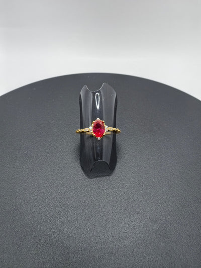 Anillo Plata Esterlina 925 Chapa Oro 10k Calenbi, elegante anillo con piedra roja sobre soporte negro.