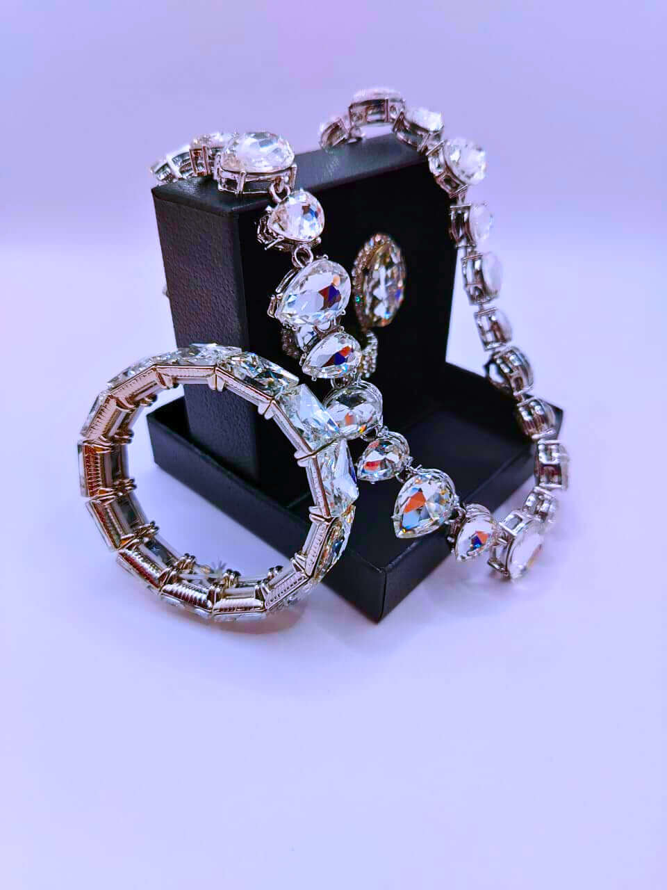 NEB0015,16,17,18 - Collar y Aretes Aleación Circonita Cubica Negro,Rojo y Blanco Calenbi Calenbi Joyería